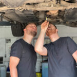 Maurice Griesbach und Timo Engel überprüfen ein KFZ